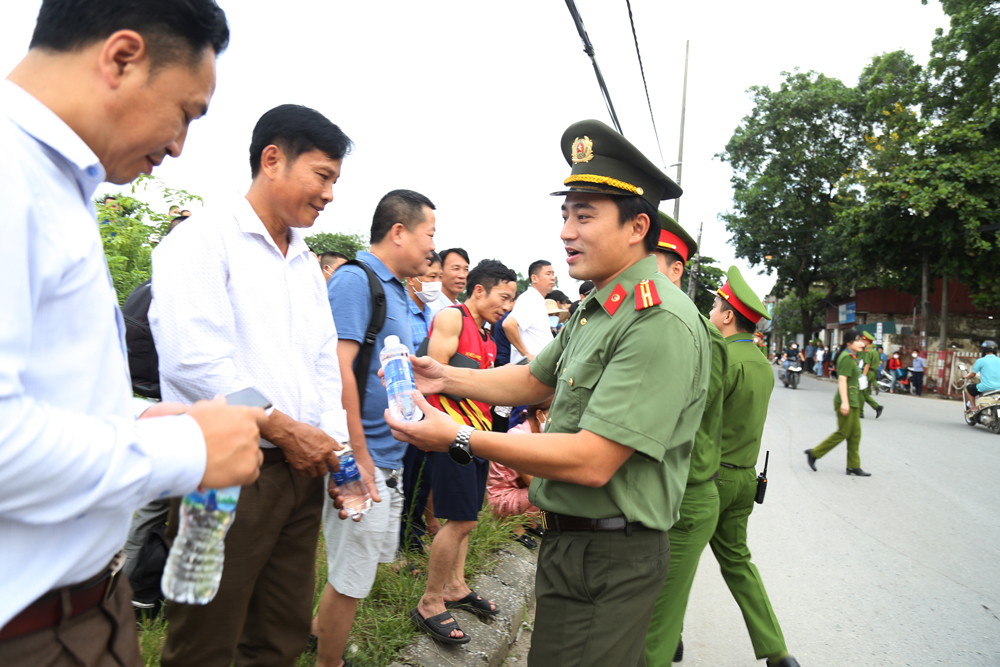 Thiếu tá Trần Trọng Nguyên, Phó Bí thư Đoàn Thanh niên Bộ Công an động viên các phụ huynh đồng hành cùng các thí sinh tham gia Kỳ thi đánh giá năng lực vào các trường CAND
